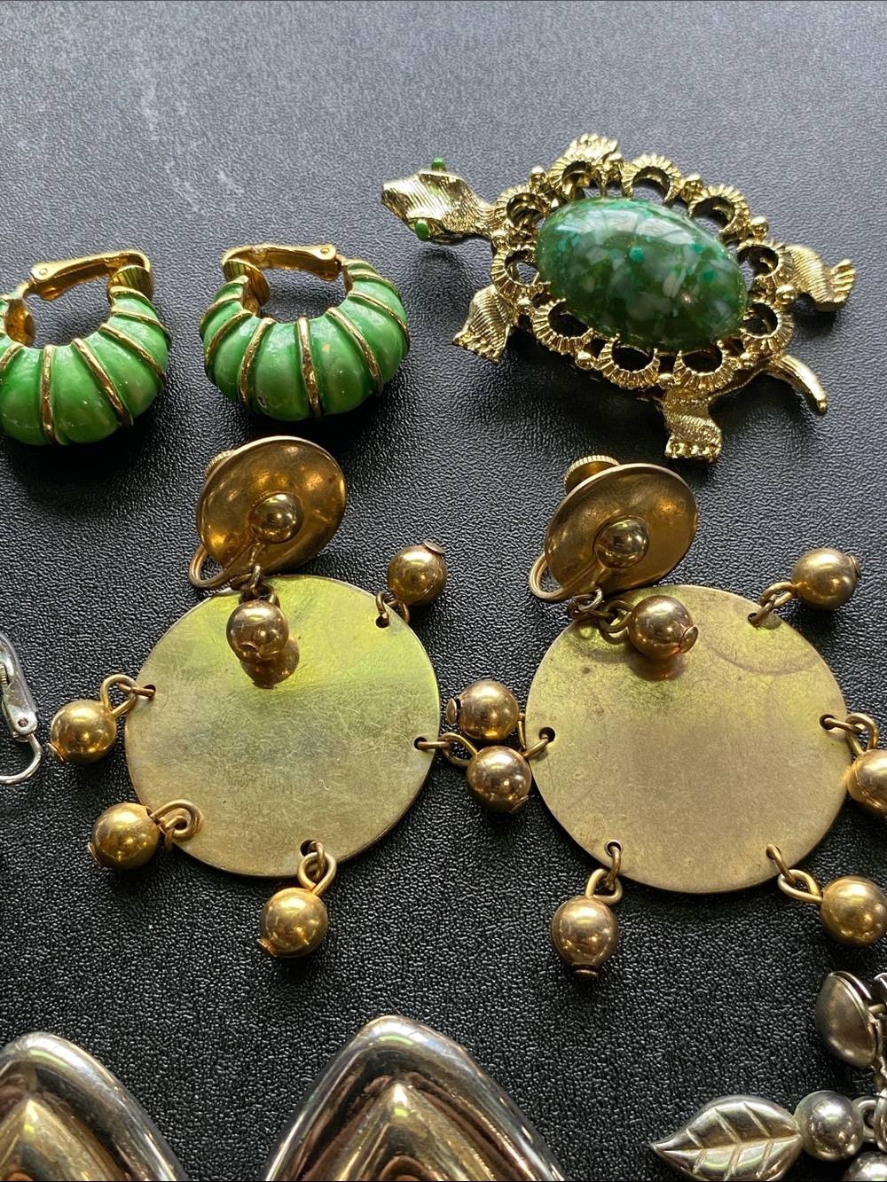 Mixed Vintage 18 pc Jewelry Bundle Earrings Set in Gold, Silver and Green Tones - Picture 8 of 12